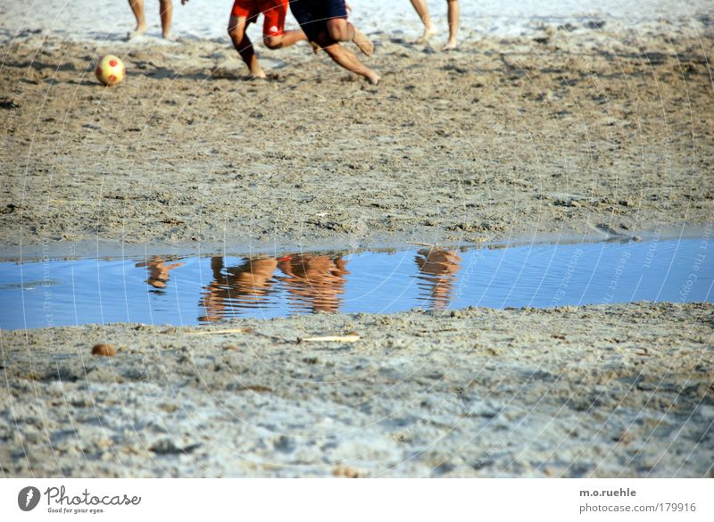 kick it like Sardegna* Farbfoto mehrfarbig Außenaufnahme Tag Reflexion & Spiegelung Spielen Fußball Sommer Sommerurlaub Sport Sportmannschaft Mensch maskulin