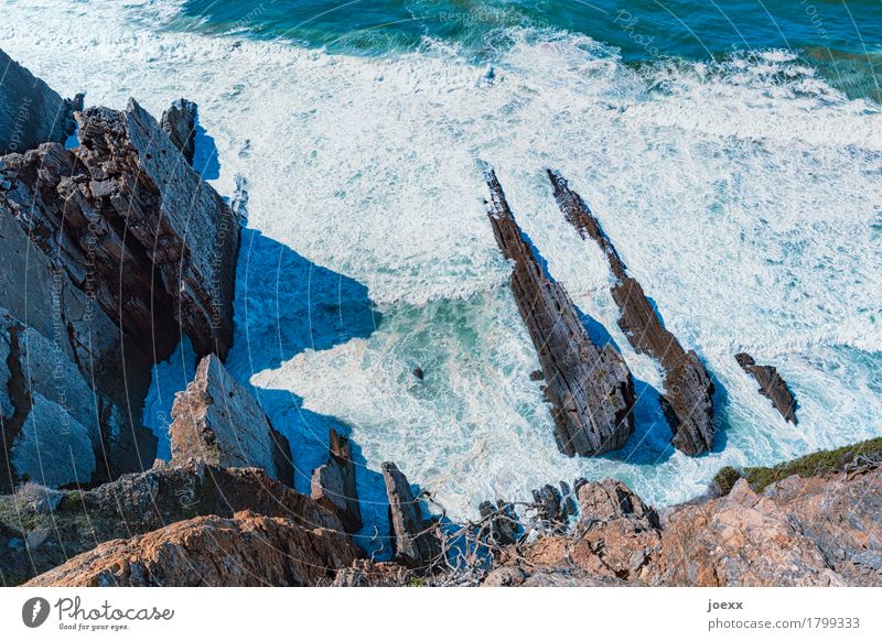 \\ Natur Wasser Felsen Wellen Küste Meer Atlantik gigantisch groß hoch nass trocken blau braun weiß bizarr chaotisch Praia Grande Klippe Gischt Am Rand Farbfoto