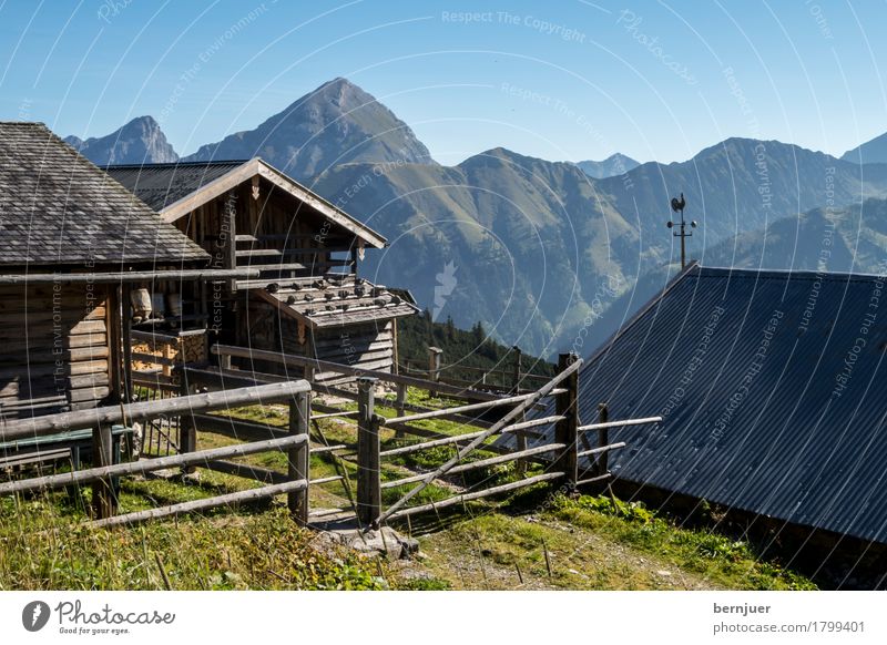 Berghütten Dorf Haus alt Billig authentisch Hütte Berge u. Gebirge Karwendelgebirge ahornboden Menschenleer Chalet Herbst Farbfoto Außenaufnahme Tag Sonnenlicht