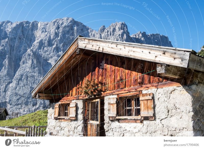 Hütte Sonnenlicht Herbst Wetter Schönes Wetter Felsen Alpen Berge u. Gebirge Gipfel Dorf Haus alt authentisch blau Nostalgie Alm Almhütte Berghütte Felswand