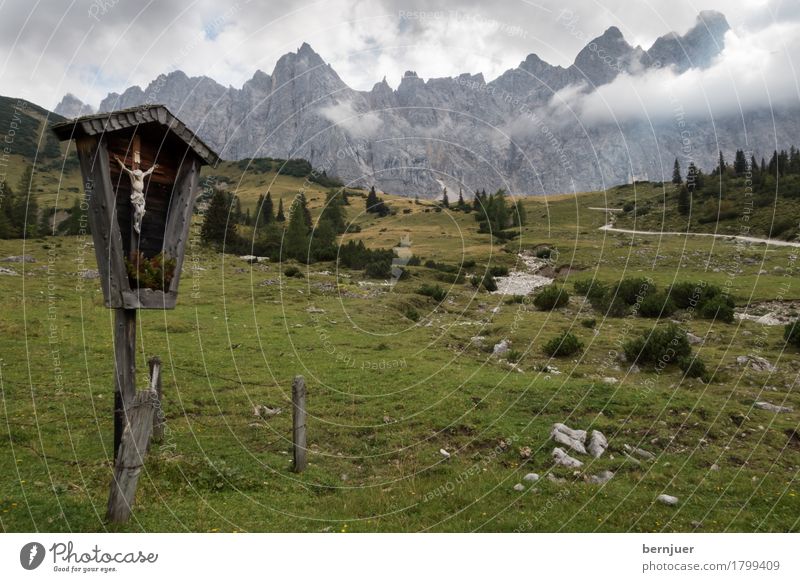 Karwendelkreuz Kunst Umwelt Natur Landschaft Wolken Baum Gras Berge u. Gebirge Karwendelgebirge Kalkalpen Karvendel Gipfel wandern dunkel groß grün Ehrlichkeit