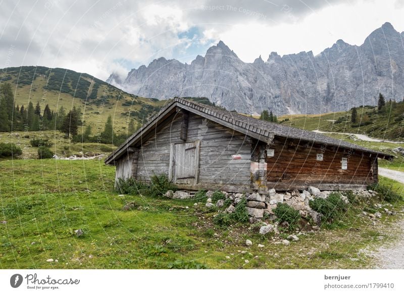 Hütte Natur Landschaft Himmel Wolken Wetter Pflanze Baum Gras Alpen Berge u. Gebirge Gipfel alt authentisch eckig blau grün Bayern Felsen Felswand Forstweg