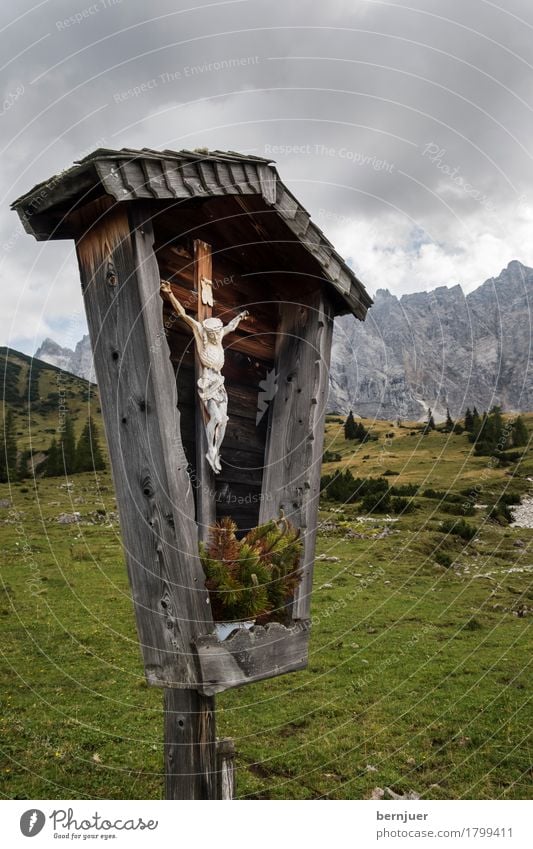 Kruzifix Umwelt Landschaft Gewitterwolken Klima schlechtes Wetter Unwetter Wind Sturm Feld Felsen Alpen bedrohlich grau Wahrheit Ehrlichkeit authentisch Glaube