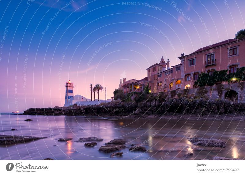 Santa Marta Wasser Sommer Schönes Wetter Felsen Küste Bucht Cascais Haus Leuchtturm Architektur Mauer Wand alt maritim schön blau rosa Horizont Idylle Farbfoto