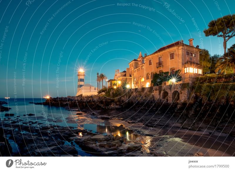 Santa Marta Portugal Haus Burg oder Schloss Leuchtturm Sehenswürdigkeit alt historisch maritim blau braun grün schwarz Farbfoto mehrfarbig Außenaufnahme Abend