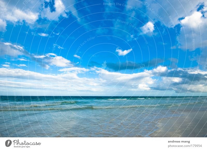 deep blue Farbfoto Außenaufnahme Menschenleer Textfreiraum oben Tag Weitwinkel Ferien & Urlaub & Reisen Sommer Strand Meer Wellen Natur Wasser Himmel Wolken