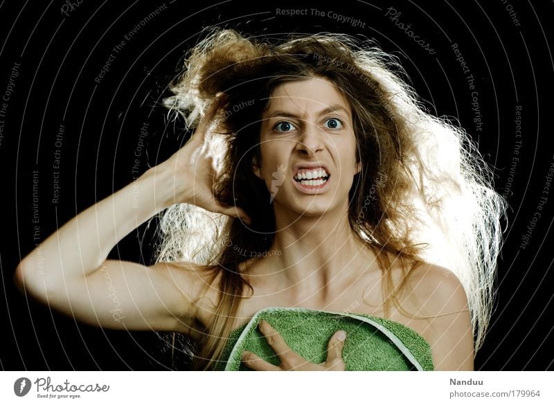 hair day Farbfoto Gedeckte Farben Studioaufnahme Hintergrund neutral Blitzlichtaufnahme Porträt Oberkörper Blick in die Kamera Mensch feminin Junge Frau