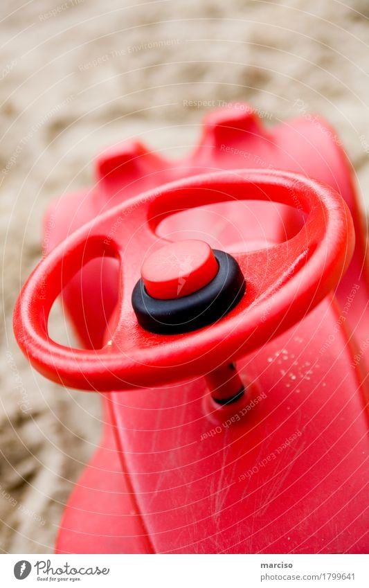 Bobby Car Spielen Kinderspiel Kindergarten Kleinkind Spielzeug lernen Neugier rot Freude Kindheit Sicherheit Farbfoto Außenaufnahme Textfreiraum oben