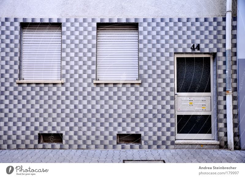 Fassadenmonotonie Farbfoto Gedeckte Farben Außenaufnahme Muster Menschenleer Tag Zentralperspektive Wohnung Dorf Stadt Haus Gebäude Mauer Wand Fenster Tür