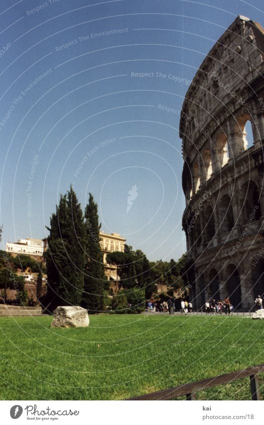 RomColloseum Denkmal Italien Ferien & Urlaub & Reisen Kolosseum Sehenswürdigkeit historisch Historische Bauten Hochformat Textfreiraum oben Wolkenloser Himmel