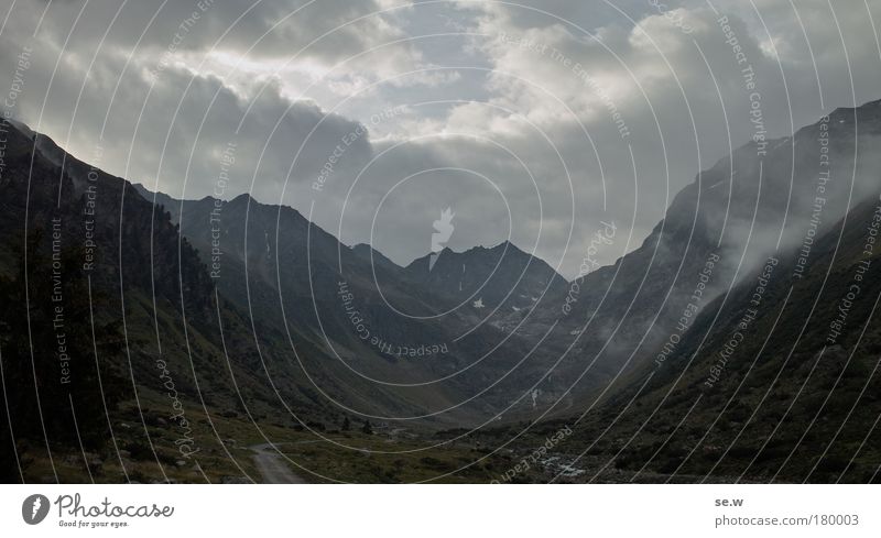 Wolkenfänger Farbfoto Menschenleer Dämmerung Ferne Freiheit Sommer Berge u. Gebirge schlechtes Wetter Alpen dunkel Unendlichkeit Stimmung Romantik schön Schmerz