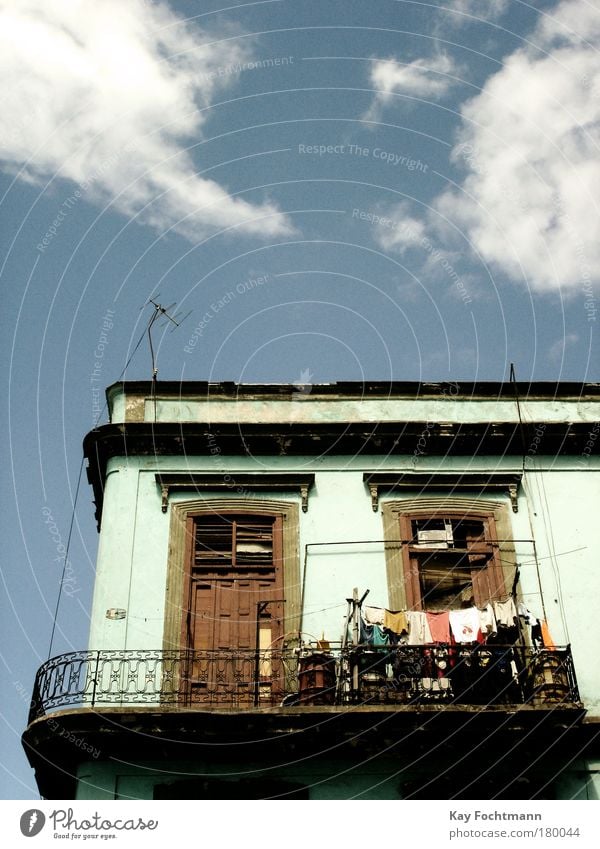 cuba Sommer Haus Wolken Fassade Balkon Fenster Antenne alt blau Farbfoto mehrfarbig Außenaufnahme Menschenleer Textfreiraum oben Tag Sonnenlicht Wäsche trocknen