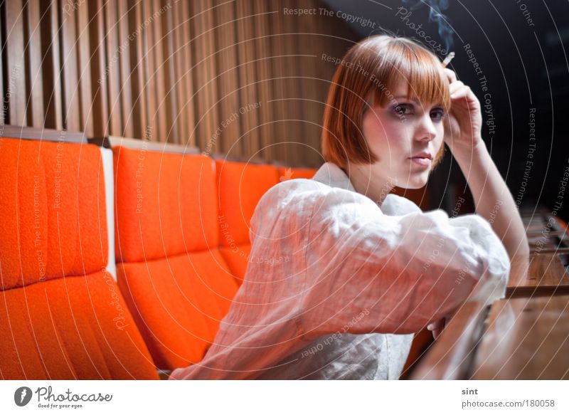 pause Farbfoto Innenaufnahme Blitzlichtaufnahme Schwache Tiefenschärfe Totale Porträt Blick in die Kamera Rauchen Studium Hörsaal Mensch feminin Junge Frau