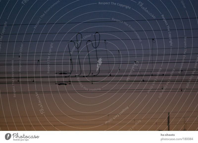 Bahn Stromleitungen vor dem Sonnenuntergang Farbfoto Außenaufnahme Menschenleer Dämmerung Kontrast Sonnenaufgang Weitwinkel Verkehr Verkehrsmittel Bahnfahren