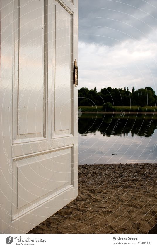 Die Tür zum Fluss Farbfoto Gedeckte Farben Außenaufnahme Menschenleer Abend Reflexion & Spiegelung Ausflug entdecken Häusliches Leben Wohnung Garten Natur