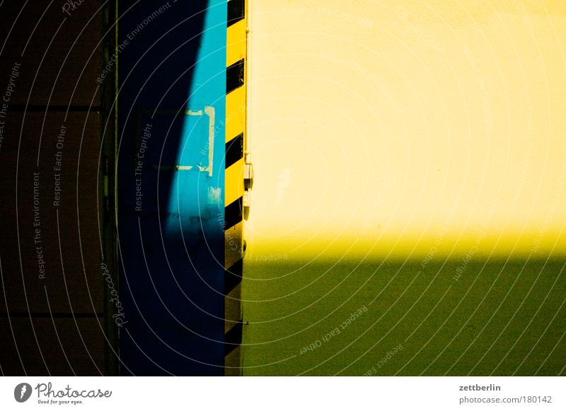 schwarzgelb Tor Tür Wand Ecke Am Rand Schilder & Markierungen Warnhinweis Warnung Signal Warnfarbe Einfahrt Ausfahrt Schatten dunkel Strukturen & Formen Ordnung