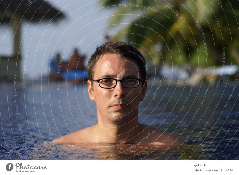 me in the pool - again Farbfoto Außenaufnahme Textfreiraum links Textfreiraum rechts Abend Licht Schatten Sonnenaufgang Sonnenuntergang Schwache Tiefenschärfe