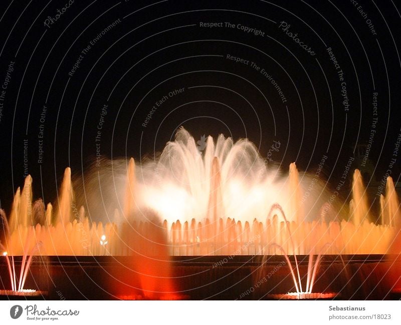 gefärbtes Wasser #1 Brunnen Barcelona Spanien Romantik Springbrunnen Wasserfontäne nass Fototechnik Farbe