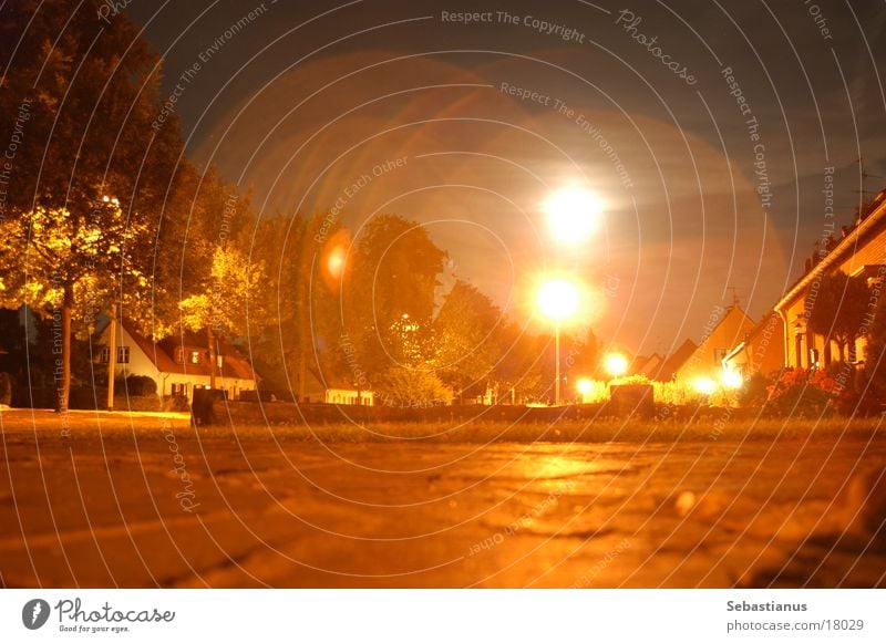 Dorfanger Laterne Licht Nacht Sommer Steinweg Langzeitbelichtung Straße orange