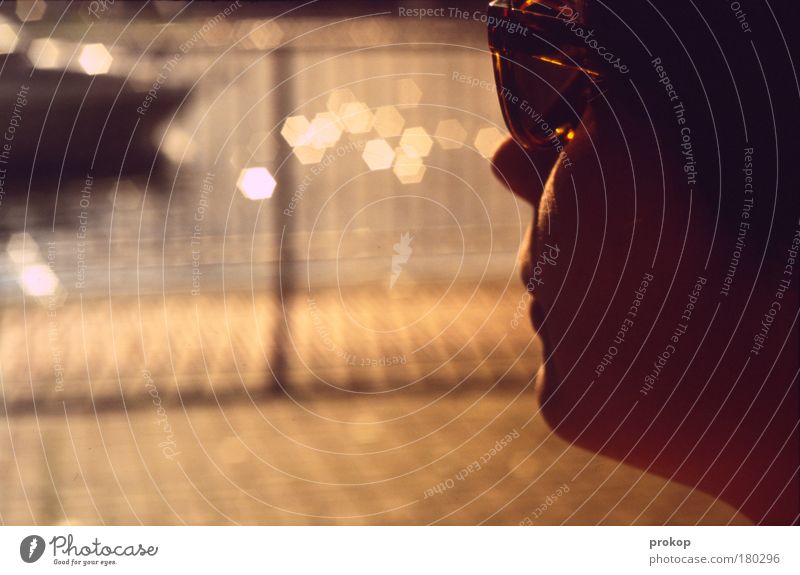 Portrait mit Yacht Farbfoto Außenaufnahme Tag Reflexion & Spiegelung Schwache Tiefenschärfe Zentralperspektive Blick nach vorn elegant Stil Mensch feminin Frau