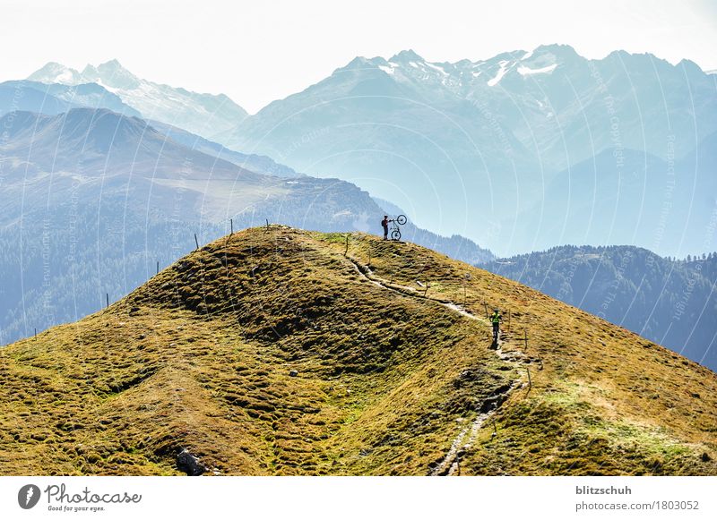 Mountainbiker am Ziel auf dem Gipfel mountains mountainbiken mtb mountainbiking berge sport swiss switzerland schweiz graubünden graubuenden suisa tourismus