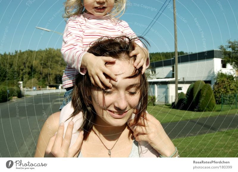 Eine Hand wäscht die andere Kleinkind Kind Jugendliche Haare & Frisuren blond brünett Zwinkern geschlossene Augen nach unten gucken Nachmittag Sonnenlicht