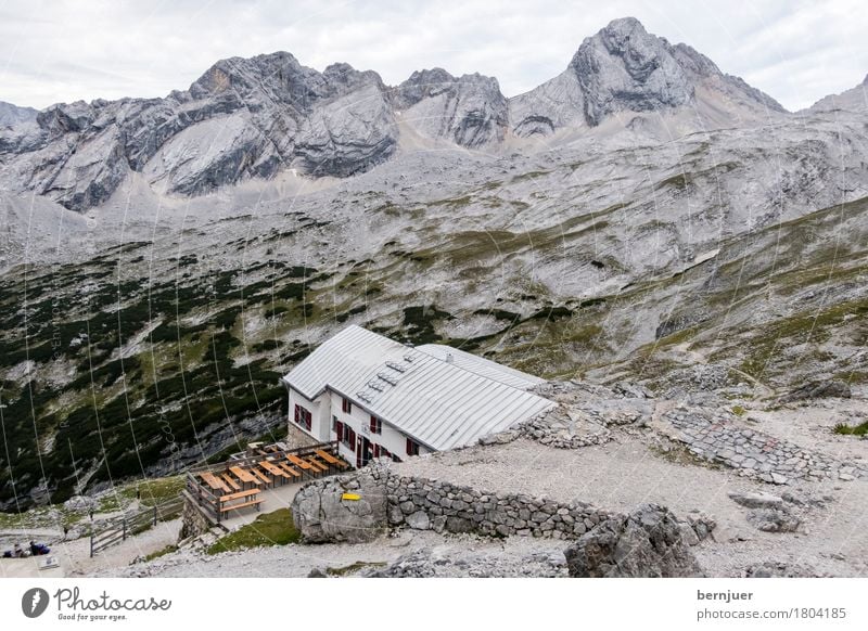 Knorrhütte Haus Hütte Bauwerk Gebäude Architektur Dach außergewöhnlich Bekanntheit grau Kraft Mut Sicherheit Alpenhütte Zugspitzblatt Zugspitze Herbst