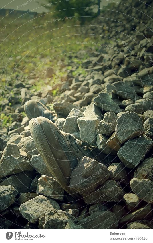 Eins, zwei, drei, vier Eckstein... Farbfoto Außenaufnahme Textfreiraum oben Tag Kontrast Baustelle Mensch maskulin Fuß 1 Umwelt Schuhe Turnschuh Stein entdecken