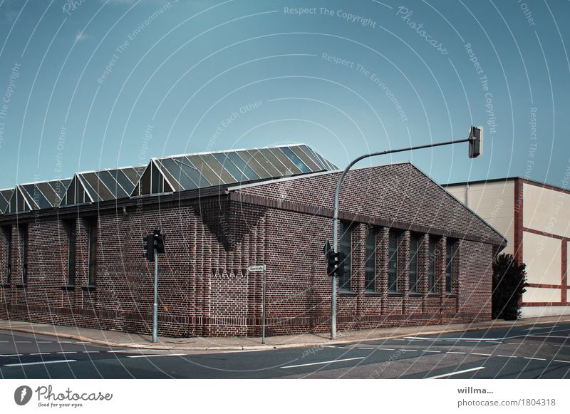 Ampeln an leerer Straßenkreuzung, Fabrikgebäude, Klinkerbau Industrieanlage Bauwerk Gebäude Architektur Bürgersteig Ziegelbauweise Glasdach Menschenleer