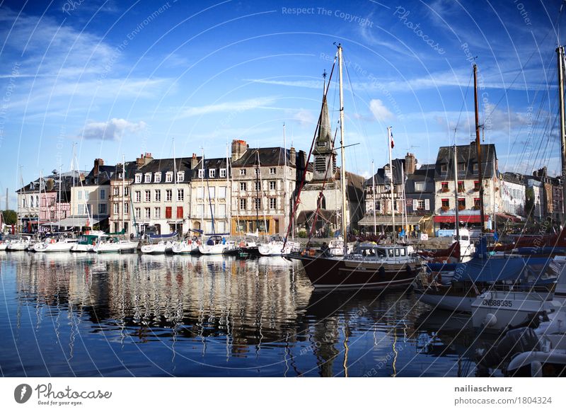 Hafen Honfleur Frankreich Europa Kleinstadt Stadt Hafenstadt Stadtzentrum Menschenleer Haus Fassade Sehenswürdigkeit Schifffahrt Segelschiff schön blau Romantik