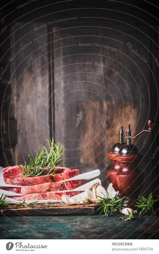 Steaks mit Kräutern und Pfeffermühle auf rustikalem Küchentisch Lebensmittel Fleisch Kräuter & Gewürze Ernährung Mittagessen Abendessen Büffet Brunch Festessen