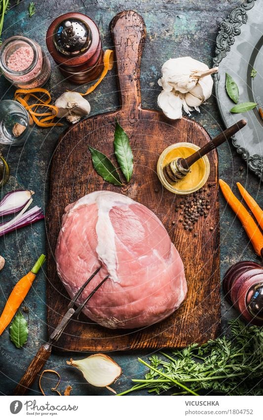 Schweinefleisch Schinkenbraten mit Zutaten Lebensmittel Fleisch Gemüse Kräuter & Gewürze Öl Ernährung Mittagessen Abendessen Festessen Geschäftsessen