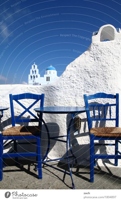 2 Ouzo, bitte Ferien & Urlaub & Reisen Stuhl Tisch Gastronomie Restaurant Taverne Meer Mittelmeer Ägäis Insel Kykladen Santorin Pyrgos Griechenland Dorf