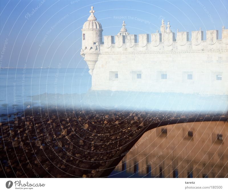 Turm im Licht Farbfoto Außenaufnahme Menschenleer Textfreiraum links Morgen Reflexion & Spiegelung Lichterscheinung High Key Starke Tiefenschärfe