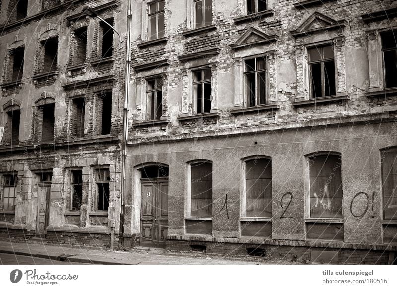 (n)ostalgie Schwarzweißfoto Außenaufnahme Strukturen & Formen Menschenleer Tag Haus Leipzig Stadt Gebäude Fassade Fenster Tür Stein Ziffern & Zahlen Graffiti