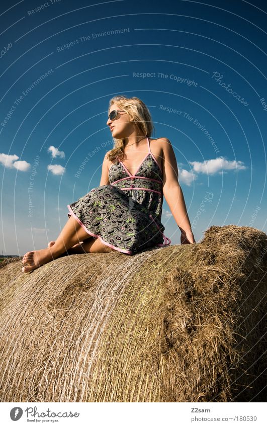 lena in heaven Farbfoto Außenaufnahme Mensch feminin Natur Landschaft Himmel Wolken Mode Kleid Sonnenbrille blond sitzen ästhetisch elegant frech frei schön