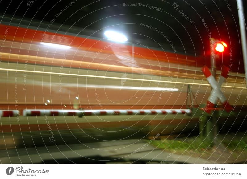 Bahnübergang mit Zug Ampel Schranke Gleise Eisenbahn Verkehr Andreaskruez