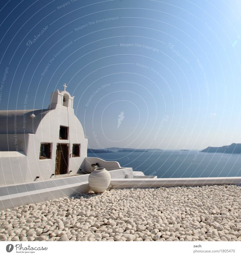 Blick übern Tellerrand Wolkenloser Himmel Schönes Wetter Hügel Küste Meer Mittelmeer Ägäis Insel Kykladen Santorin Thira Caldera Oia Griechenland Dorf Altstadt