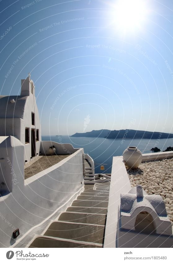 Blick übern Tellerrand Wolkenloser Himmel Schönes Wetter Hügel Küste Meer Mittelmeer Ägäis Insel Kykladen Santorin Thirassia Caldera Oia Griechenland Dorf