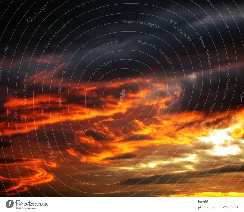 der Tag geht zu Ende Himmel Himmel (Jenseits) Abenddämmerung Wolken rot Feuer Brand Wind Nacht Feierabend Dämmerung Farbfoto Horizont Pause Licht Sonnenlicht