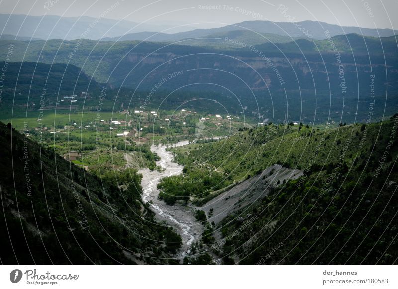 a long and winding river Farbfoto Außenaufnahme Menschenleer Tag Schatten Kontrast Starke Tiefenschärfe Zentralperspektive Umwelt Landschaft Schönes Wetter