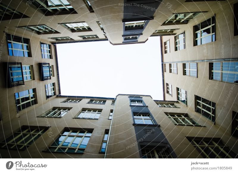 Rahmenbedingung Himmel schlechtes Wetter Kreuzberg Hinterhof Stadthaus Gebäude Fassade Fenster authentisch eckig groß trist grau Symmetrie Lichteinfall