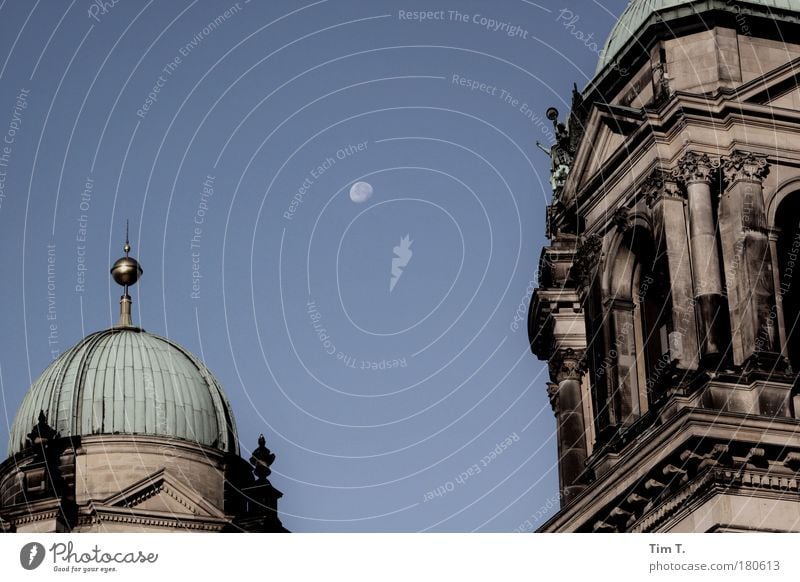 Mond über Berlin Farbfoto Außenaufnahme Menschenleer Abend Berlin-Mitte Deutschland Europa Hauptstadt Haus Dom Dach Sehenswürdigkeit Religion & Glaube Himmel