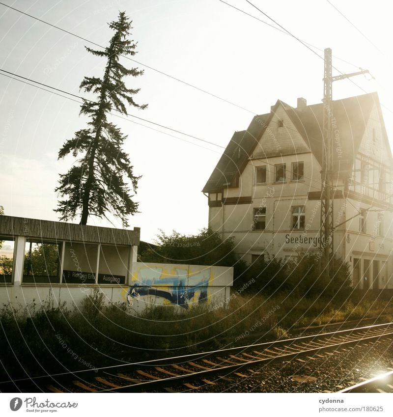 Halt auf allen Unterwegsbahnhöfen Farbfoto Außenaufnahme Detailaufnahme Menschenleer Tag Licht Schatten Kontrast Sonnenlicht Sonnenstrahlen