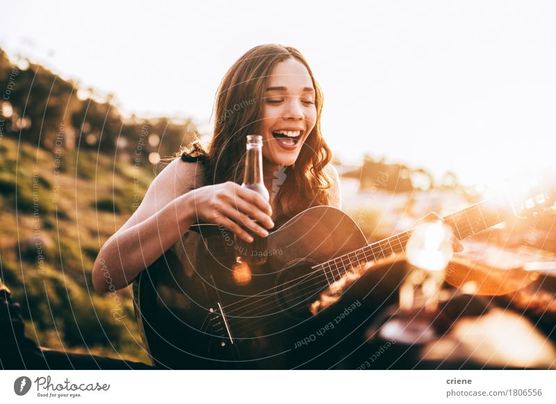 Junge erwachsene Frau, die Bier genießt und Gitarre spielt Getränk trinken Alkohol Flasche Lifestyle Freude Glück Freiheit Sommer Musik Mensch Mädchen