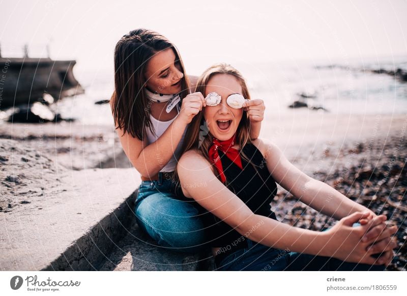 Jugendlichmädchen, die den Spaß zieht Gesichter am Strand haben Lifestyle Freude Glück Sommer Meer Mensch Mädchen Frau Erwachsene Schwester Freundschaft Paar