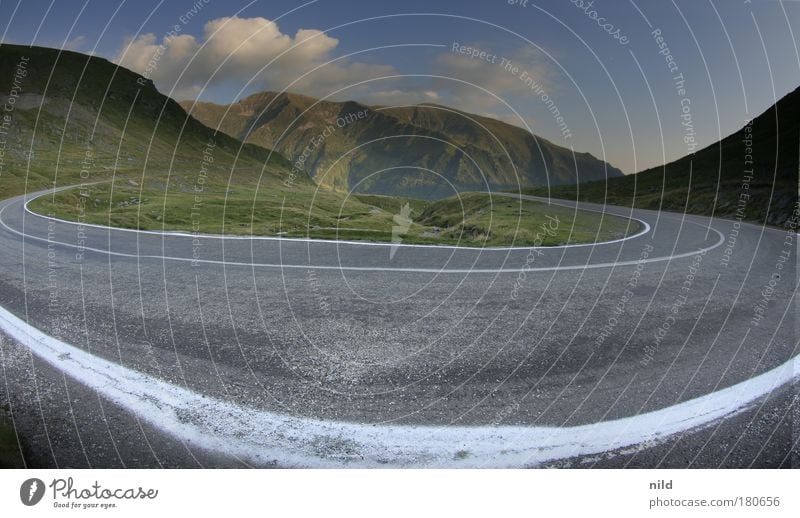 Roadtrip - Rumäniens schönste Kurve Farbfoto Außenaufnahme Textfreiraum unten Abend Starke Tiefenschärfe Fischauge Straßenverkehr Autofahren Geschwindigkeit