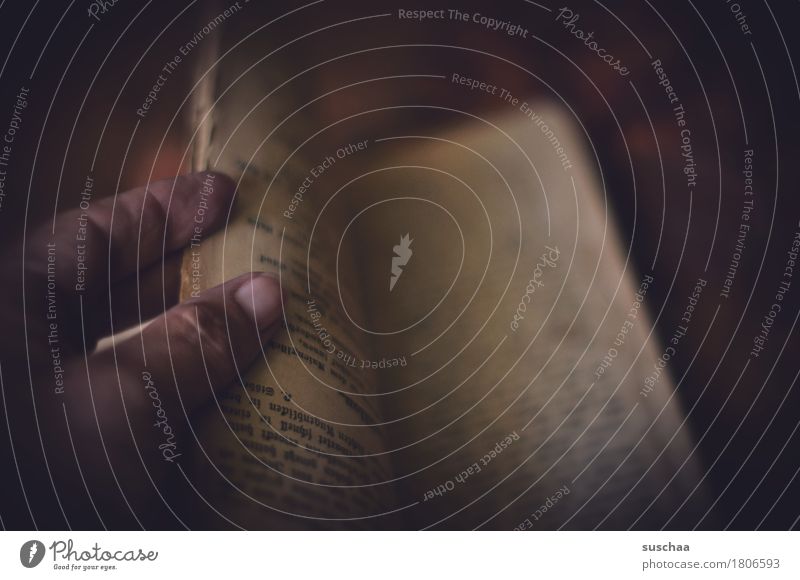 altes buch III Buch Buchseite lesen Printmedien blättern Hand Finger falsch herum Analphabetismus Papier retro dunkel Traurigkeit altmodisch Schriftstück