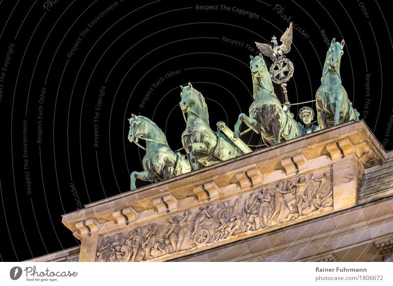 die Quadriga auf dem Brandenburger Tor in Berlin Deutschland Stadt Hauptstadt Stadtzentrum Menschenleer Bauwerk Gebäude Architektur Sehenswürdigkeit Wahrzeichen