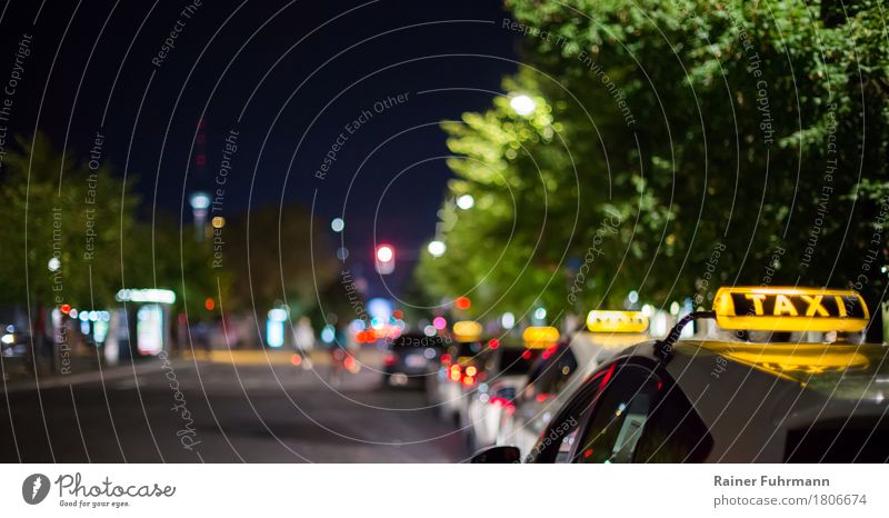 Taxis warten in der Nacht auf Fahrgäste "Taxi Taxifahrer" Berlin Hauptstadt Stadtzentrum Menschenleer Verkehr Verkehrsmittel Verkehrswege Personenverkehr Straße